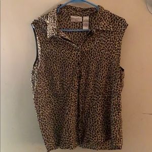 ✨ Leopard button down collared tank top✨